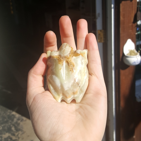 Adorable Mini Banded Onyx Frog Carving - Picture 2 of 5